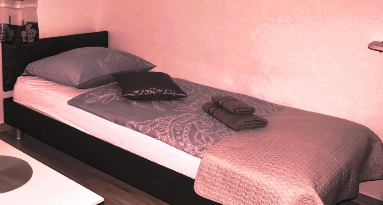 Cecillia Mare Apartments Ровинь Экстерьер фото
