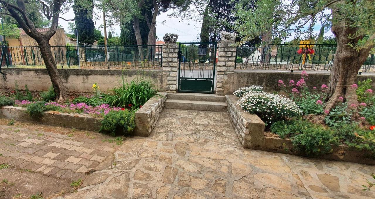 Cecillia Mare Apartments Ровинь Экстерьер фото